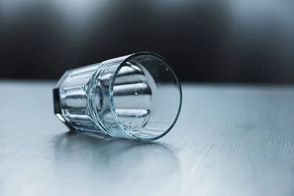 Leeg Glas Getextureerde Houten Oppervlak Donker — Stockfoto
