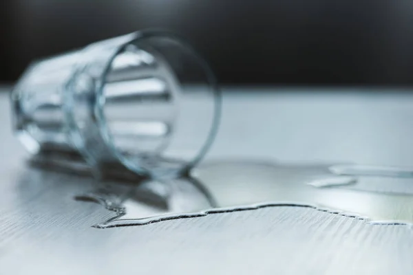 Selective Focus Glass Spilled Water Textured Wooden Surface — Stock Photo, Image