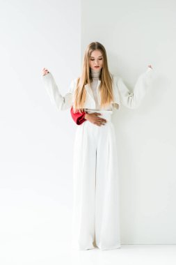 beyaz ayakta sarışın çekici kız dokunmadan afrikalı amerikalı kadın kırpılmış görünümü 