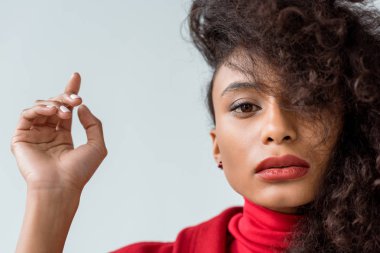 çekici esmer afro-amerikan kadın kamera bakarak ve beyaz izole gesturing yakın 