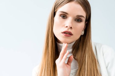 beyaz izole kamera bakarak çekici sarışın genç kadın 