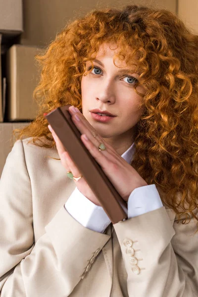 Attraktiva Redhead Girl Holding Bok Nära Pappkartonger — Stockfoto