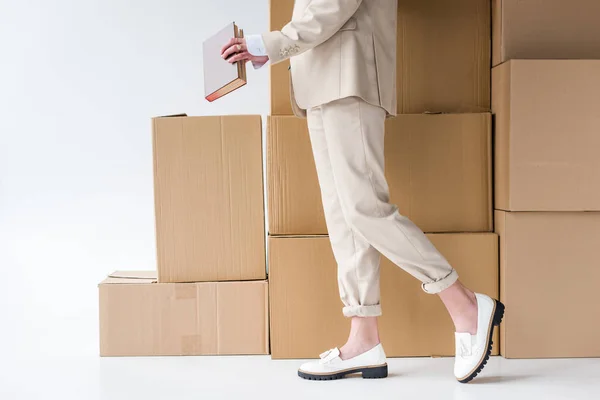 Vista Recortada Mujer Desgaste Formal Pie Cerca Cajas Libro Celebración — Foto de Stock