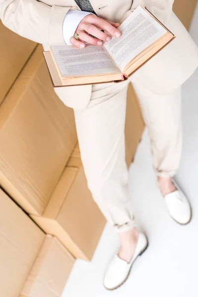 Vista Aérea Mujer Ropa Formal Pie Con Libro Cerca Cajas — Foto de Stock