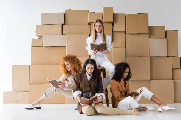 Muchachas Multiculturales Sentadas Cerca Cajas Leyendo Libros Blanco — Foto de Stock