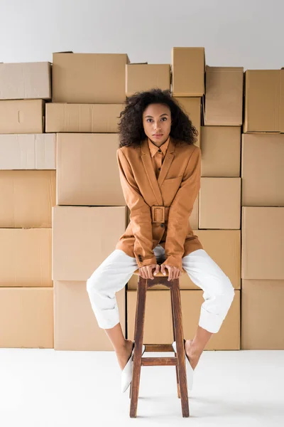 Vonzó Afro Amerikai Lány Fából Készült Szék Nézte Kamerát Fehér — Stock Fotó