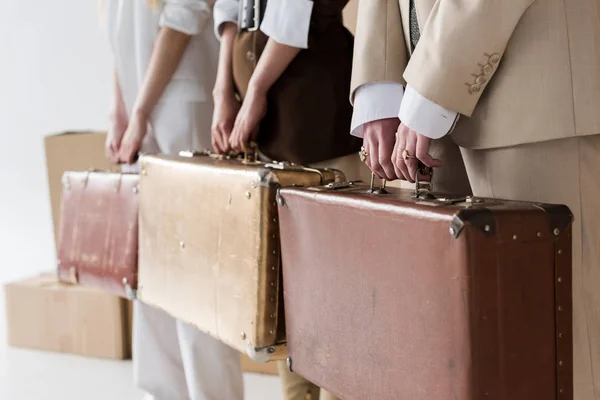 Vista Recortada Mujeres Jóvenes Pie Con Maletas Blanco — Foto de Stock