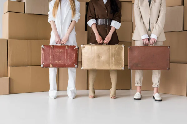 Beyaz Kutular Yanında Bavul Ile Ayakta Kızların Kırpılmış Görünümü — Stok fotoğraf