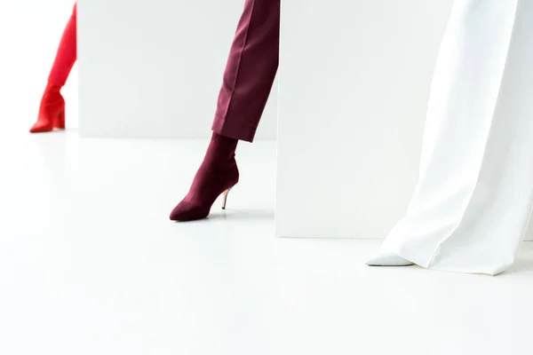 Beyaz Topuklu Ayakta Şık Kadınların Kırpılmış Görünümü — Stok fotoğraf