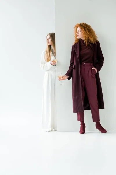 Curly Redhead Girl Stående Med Hand Fickan Och Hålla Champagneglas — Stockfoto