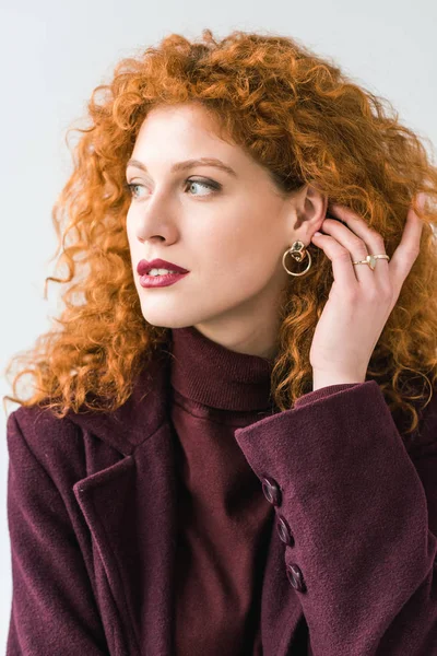 Mulher Ruiva Encaracolado Atraente Olhando Para Câmera Tocando Cabelo Isolado — Fotografia de Stock