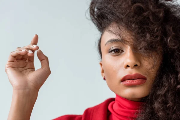 Close Van Aantrekkelijke Brunette African American Vrouw Kijkt Naar Camera — Stockfoto