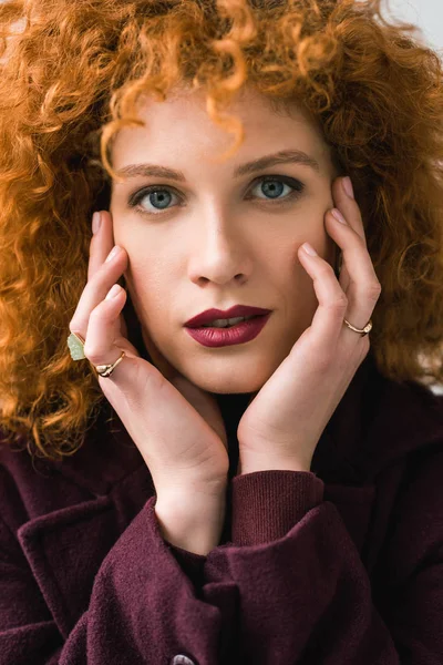 Närbild Attraktiva Curly Redhead Kvinna Tittar Kamera Och Röra Ansiktet — Stockfoto