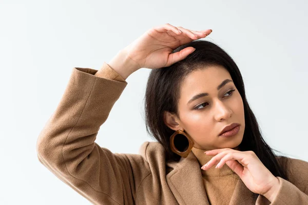 Aantrekkelijke Brunette African American Young Vrouw Poseren Geïsoleerd Wit — Stockfoto