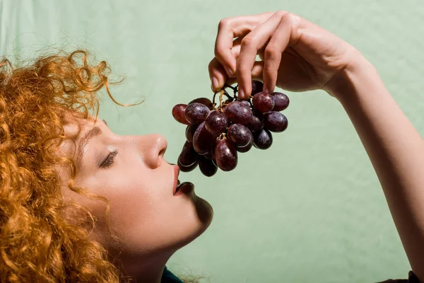 Beautiful Curly Redhead Woman Holding Sweet Grapes Green — Stock Photo, Image