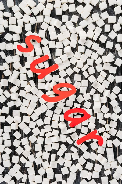 Draufsicht Auf Rotes Papier Geschnittenes Wort Zucker Und Weiße Zuckerwürfel — Stockfoto