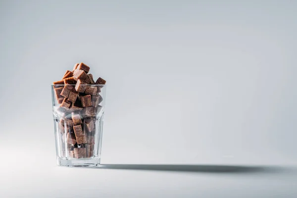 Glas Voller Brauner Zuckerwürfel Auf Grauem Hintergrund Mit Kopierraum — Stockfoto