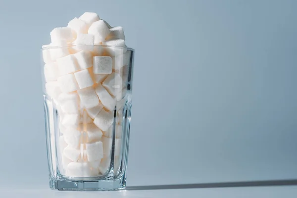 Cubos Açúcar Branco Vidro Sobre Fundo Cinza Com Espaço Cópia — Fotografia de Stock
