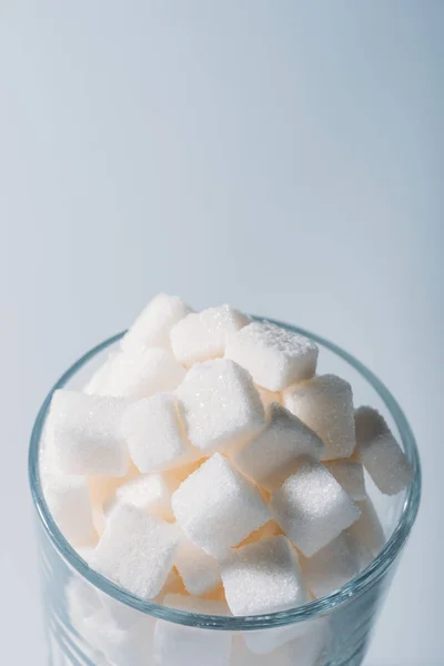 Hvide Søde Sukker Terninger Glas Grå Baggrund - Stock-foto