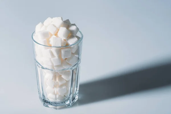 Cubos Açúcar Branco Vidro Sobre Fundo Cinza Com Espaço Cópia — Fotografia de Stock