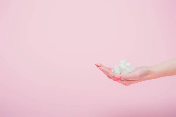Περικομμένη Όψη Γυναίκα Χούφτα Λευκών Κύβων Ζάχαρης Απομονωμένη Ροζ — Φωτογραφία Αρχείου