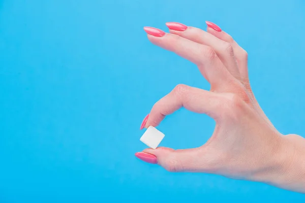 Vista Recortada Mujer Sosteniendo Cubo Azúcar Blanco Aislado Azul —  Fotos de Stock