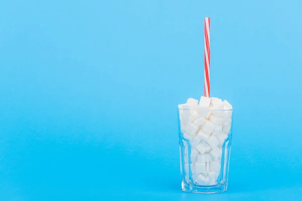 Vetro Con Paglia Cubetti Zucchero Bianco Sfondo Blu Con Spazio — Foto Stock