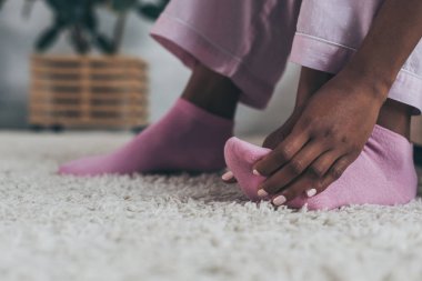 yatak odasında ayak ağrısı muzdarip Afrikalı Amerikalı kadının seçici odak