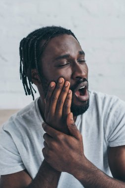 kapalı gözleri ile diş ağrısı muzdarip mutsuz afrikalı Amerikalı adam