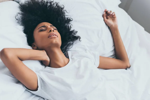 침대에 누워있는 통증으로 고통받는 아름다운 아프리카 미국인 — 스톡 사진
