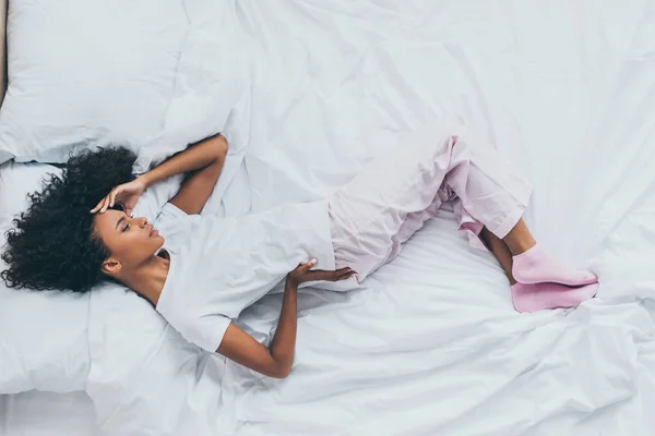 Vista Superior Mulher Afro Americana Infeliz Que Sofre Dor Nas — Fotografia de Stock