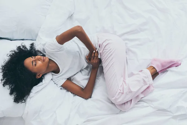 Pemandangan Indah African American Wanita Menderita Sakit Perut Saat Berbaring — Stok Foto
