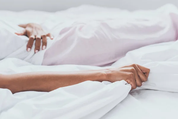 침대에 복통으로 고통받는 아프리카 미국인 여성의 부분보기 — 스톡 사진