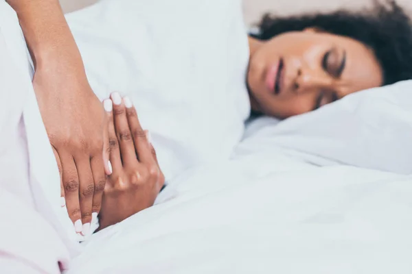 침대에 누워있는 복통으로 고통받는 아프리카 미국인 여성의 선택적 — 스톡 사진