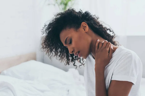 Mulher Afro Americana Infeliz Que Sofre Dor Pescoço Quarto — Fotografia de Stock