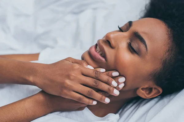 Mulher Americana Africana Bonita Que Sofre Dor Dente Enquanto Deitado — Fotografia de Stock