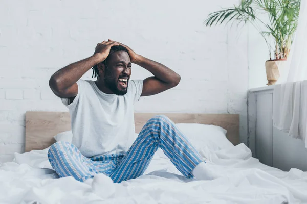 Hombre Afroamericano Gritando Mientras Sufre Dolor Cabeza Dormitorio — Foto de Stock