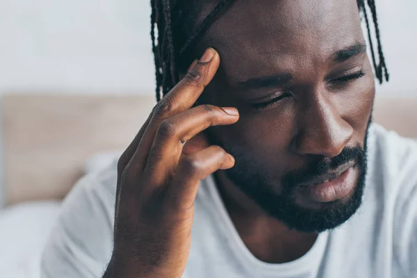 Uitgeput Afro Amerikaanse Man Lijdt Hoofdpijn Slaapkamer — Stockfoto