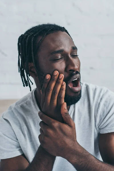 Afro Americano Infeliz Que Sofre Dor Dente Com Olhos Fechados — Fotografia de Stock