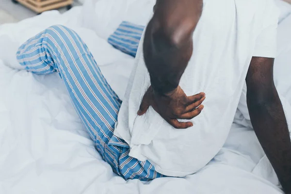 African American Pijamale Care Suferă Dureri Spate Timp Stau Pat — Fotografie, imagine de stoc