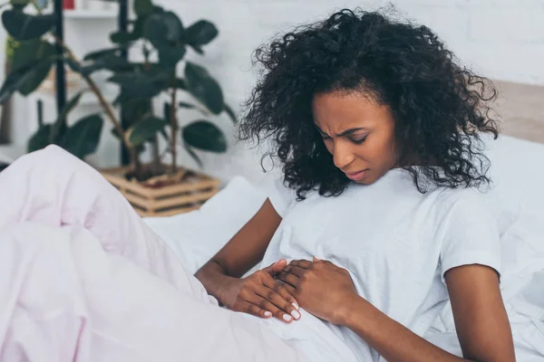 Ongelukkige Afro Amerikaanse Vrouw Lijdt Buikpijn Terwijl Liggend Bed — Stockfoto