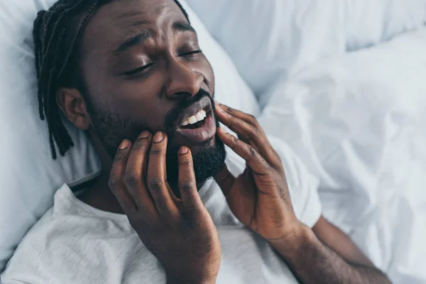 Joven Afroamericano Hombre Que Sufre Dolor Mandíbula Dormitorio — Foto de Stock