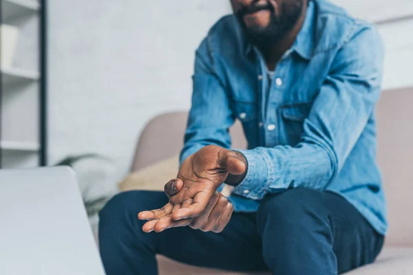 Vista Ritagliata Dell Uomo Afro Americano Che Soffre Dolore Alla — Foto Stock