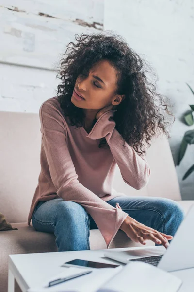 Unglückliche Afroamerikanerin Leidet Unter Nackenschmerzen Während Sie Schreibtisch Mit Laptop — Stockfoto