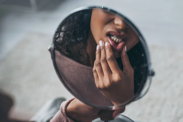 Diş Ağrısı Muzdarip Iken Aynaya Bakarak Afrikalı Amerikalı Kadının Kısmi — Stok fotoğraf