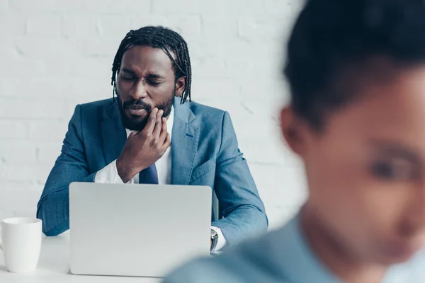 Unglücklicher Afrikanisch Amerikanischer Geschäftsmann Leidet Unter Zahnschmerzen Während Büro Neben — Stockfoto