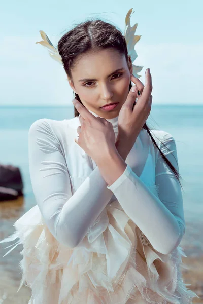 Ritratto Donna Adulta Costume Cigno Bianco Guardando Macchina Fotografica — Foto Stock