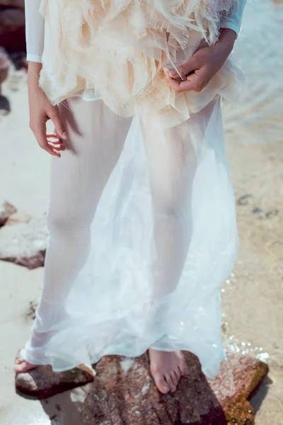 Wykadrowany Widok Kobiety Białym Łabędź Kostium Stojący Skałach Pobliżu Rzeki — Zdjęcie stockowe
