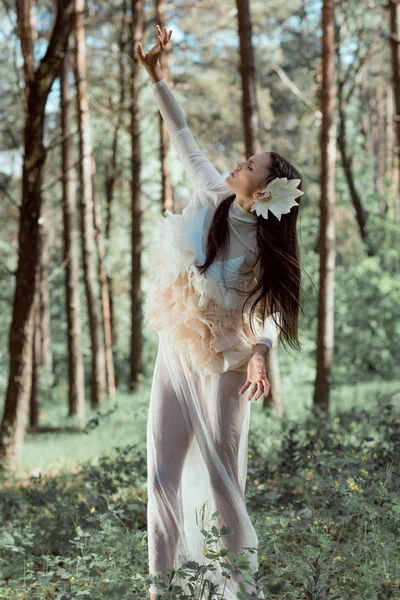 Femeie Frumoasă Costum Lebădă Albă Stând Pădure Închizând Ochii — Fotografie, imagine de stoc