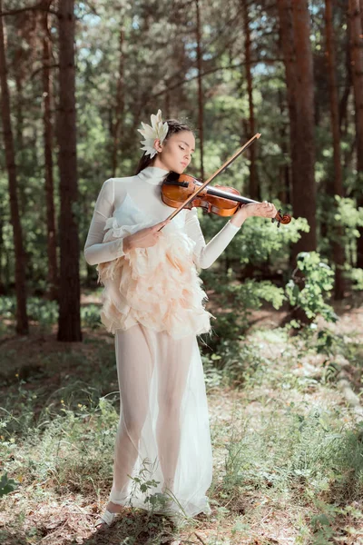 Elegantní Žena Bílém Labutí Kostýmu Stojící Lesní Pozadí Hrající Housle — Stock fotografie